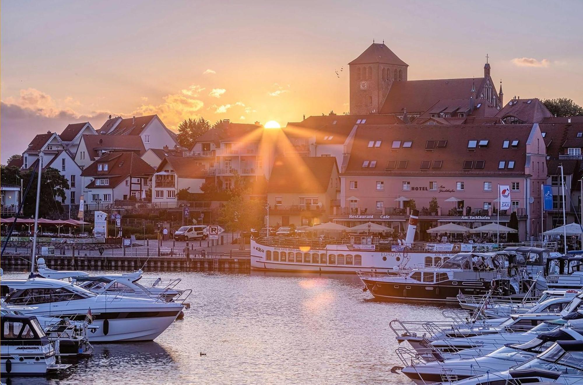 Mueritz Utkiek - Apartment Mit Seeblick & Balkon In Der Hafenresidenz Варен Екстериор снимка
