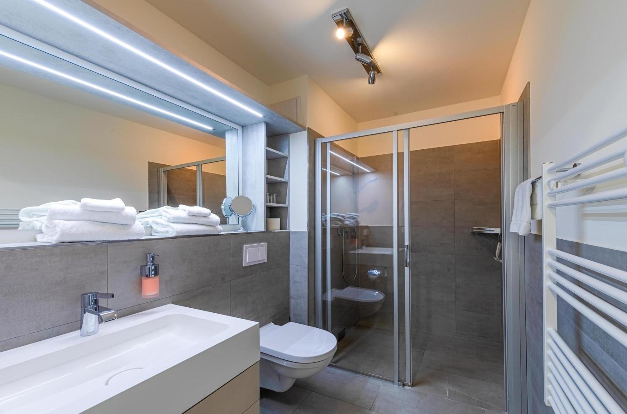 Mueritz Utkiek - Apartment Mit Seeblick & Balkon In Der Hafenresidenz Варен Екстериор снимка