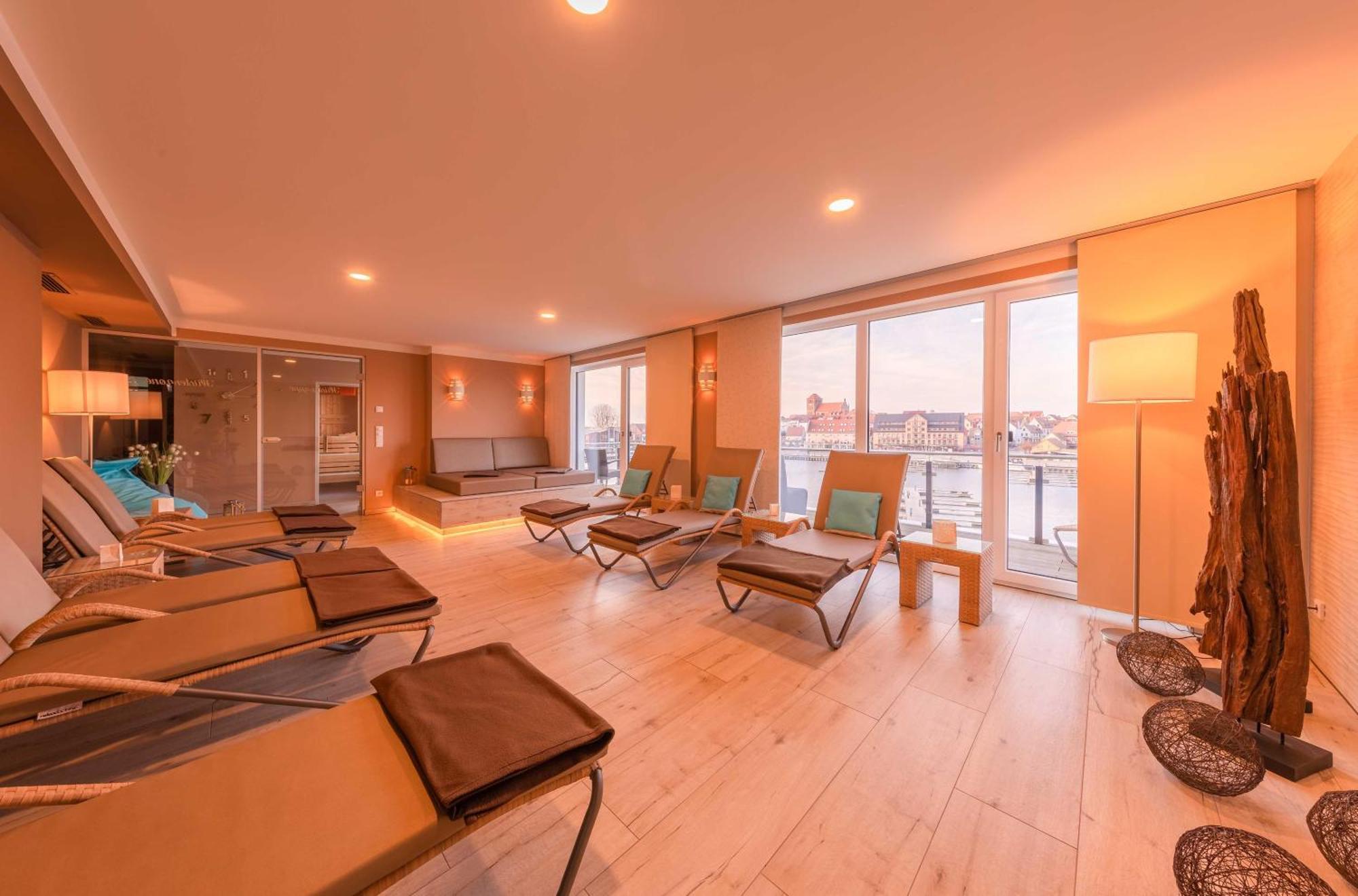 Mueritz Utkiek - Apartment Mit Seeblick & Balkon In Der Hafenresidenz Варен Екстериор снимка