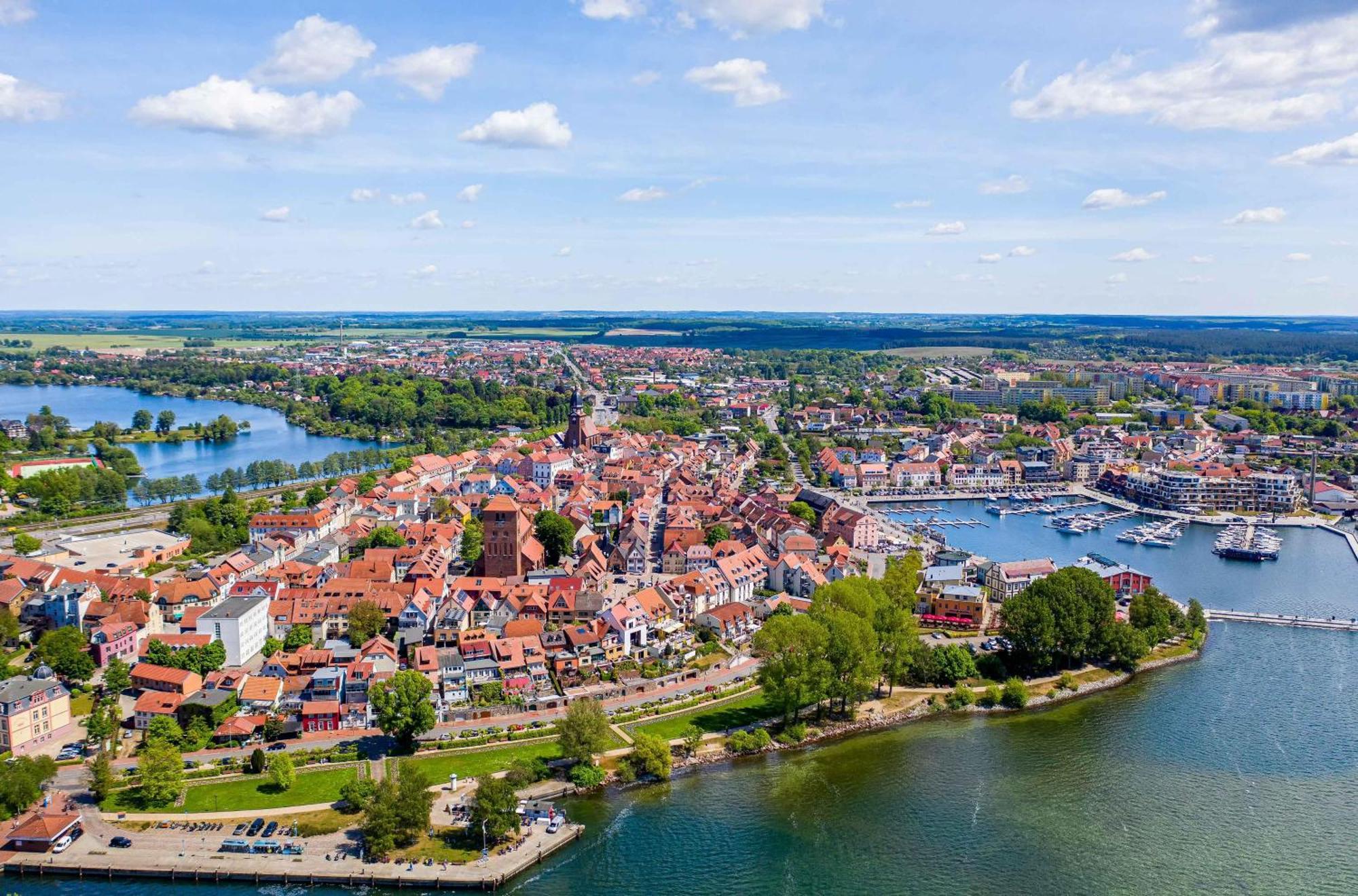 Mueritz Utkiek - Apartment Mit Seeblick & Balkon In Der Hafenresidenz Варен Екстериор снимка