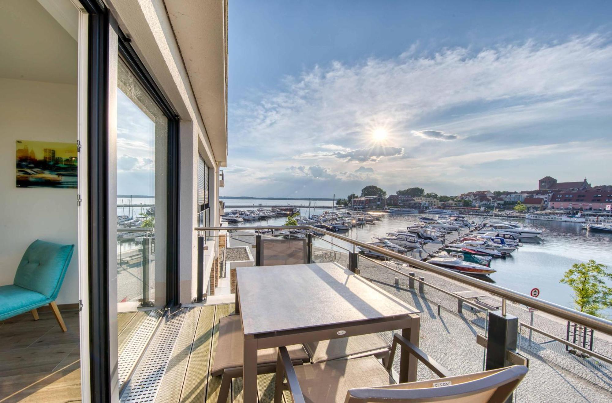 Mueritz Utkiek - Apartment Mit Seeblick & Balkon In Der Hafenresidenz Варен Екстериор снимка